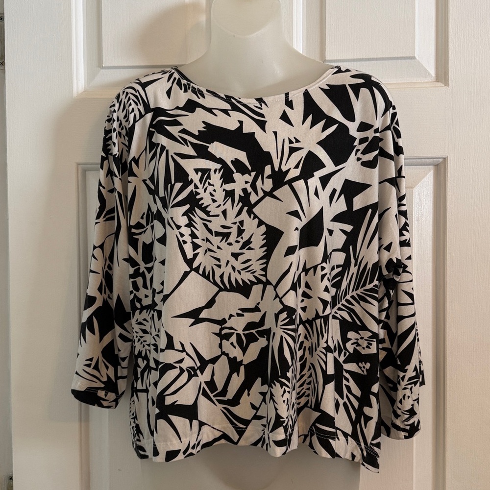 NWT Women’s Bryn Walker Monochrome Abstract Floral Top, size Small, Adrian Oasis